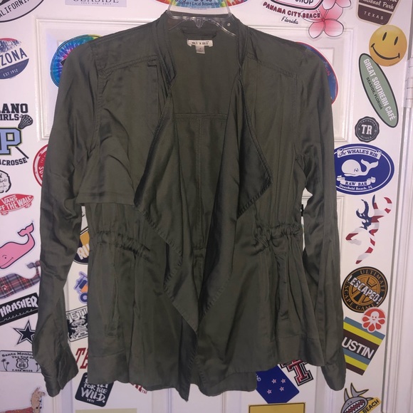 THE CUTEST ARMY GREEN JACKET!🔥 ADJUSTABLE WAIST! - Picture 2 of 5